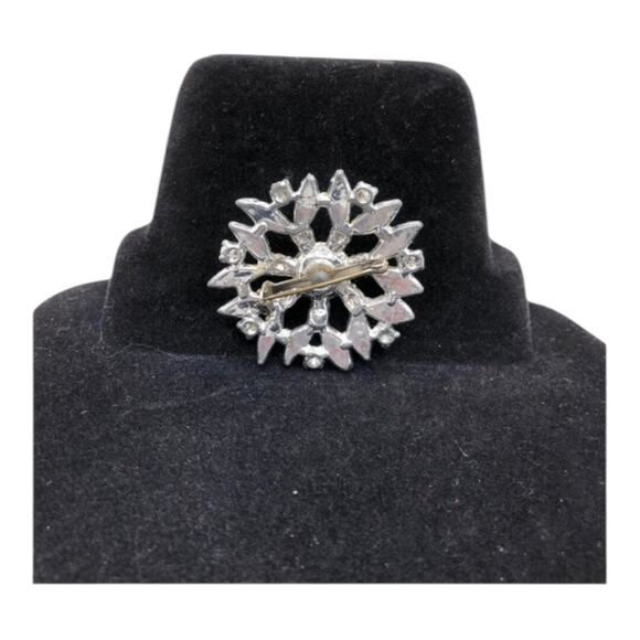 Brooch Vintage Mid Century Silver Tone Flower Snow Flake Center Rhinestone Pin - Picture 6 of 8